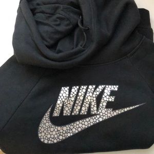 NWOT NIKE sweatshirt w/side pockets! 🌺🌺